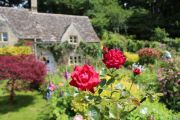 Private_garden_in_Bibury_01.jpg